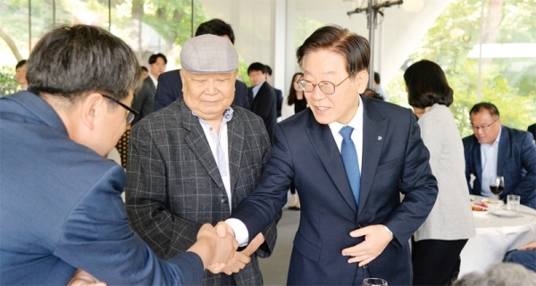 이재명 경기도지사가 4일 수원 경기도지사 공관에서 진행된 ‘지방지 기자단 오찬 간담회’에 참석해 기자들과 인사를 나누고 있다. 윤원규기자