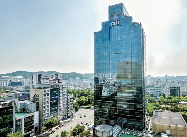1969년 중구 사동에서 인천은행으로 출범한 경기은행은 1992년 구월동 신 사옥(사진) 시대를 열었다. 그로부터 6년 뒤인 1998년 통한의 퇴출이 결정되면서 한미은행 인천영업부, 한국씨티은행 경인영업부로 간판을 바꿔 달았다. 조주현기자