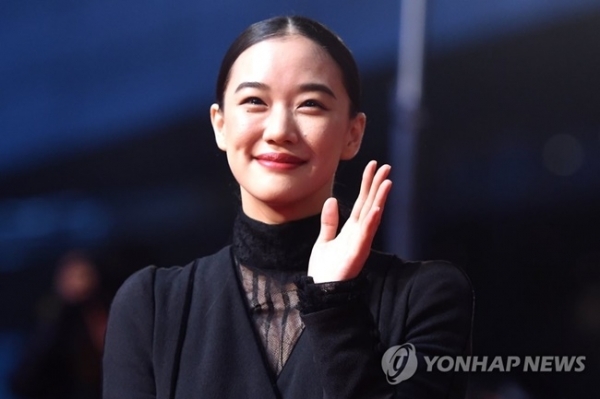 일본 배우 아오이 유우가 8세 연상 개그맨과 결혼식을 올린다. 연합뉴스