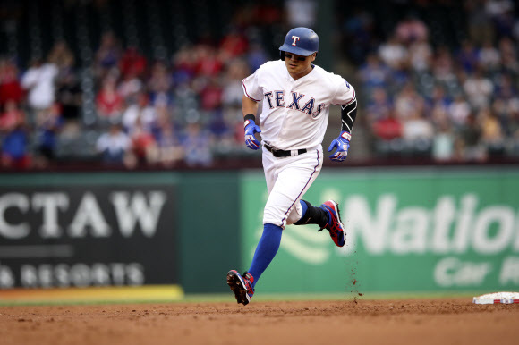 Texas Rangers left fielder Shin-Soo Choo (17) rounds the bases after hitting a home run during the first inning against the Baltimore Orioles at Globe Life Park in Arlington. 연합뉴스