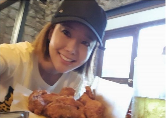 배우 소유진이 '치킨 100마리' 이벤트로 팬들과 만났다. 소유진 인스타그램