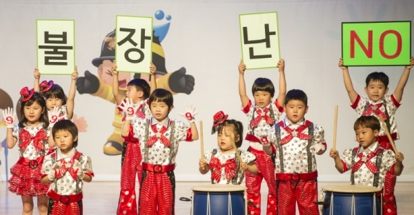 5일 오후 인천 남동구 논현동 소래아트홀에서 열린 ‘119 소방동요 경연대회’에서 어린이들이 춤과 노래를 선보이고 있다.조주현기자