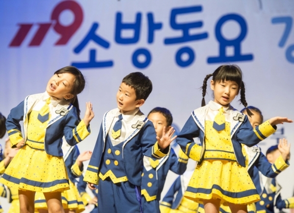 5일 오후 인천 남동구 논현동 소래아트홀에서 열린 ‘119 소방동요 경연대회’에서 어린이들이 춤과 노래를 선보이고 있다.조주현기자