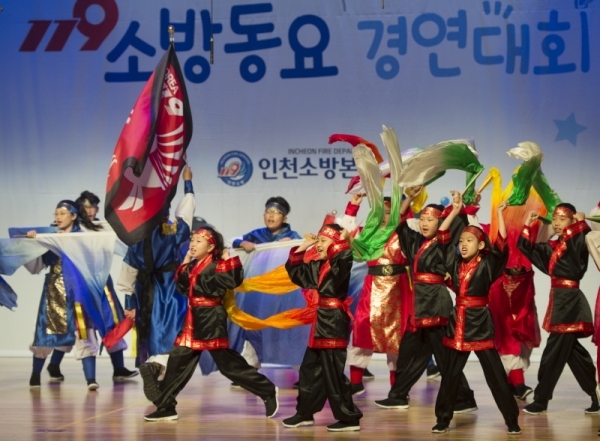 5일 오후 인천 남동구 논현동 소래아트홀에서 열린 ‘119 소방동요 경연대회’에서 어린이들이 춤과 노래를 선보이고 있다.조주현기자