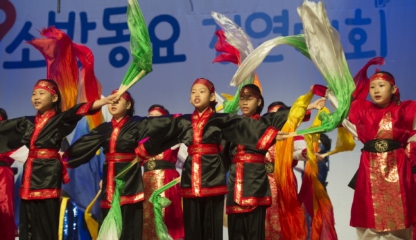 5일 오후 인천 남동구 논현동 소래아트홀에서 열린 ‘119 소방동요 경연대회’에서 어린이들이 춤과 노래를 선보이고 있다.조주현기자