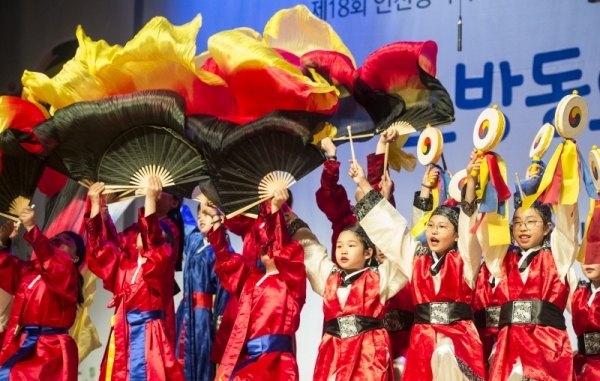 5일 오후 인천 남동구 논현동 소래아트홀에서 열린 ‘119 소방동요 경연대회’에서 어린이들이 춤과 노래를 선보이고 있다.조주현기자