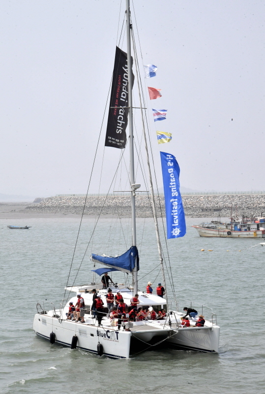 5일 화성시서신면 전곡항에서 열린 ‘2019 화성 뱃놀이 축제’를 찾은 관광객들이 시원한 바닷바람을 맞으며 고급요트 승선체험을 하고 있다.전형민기자