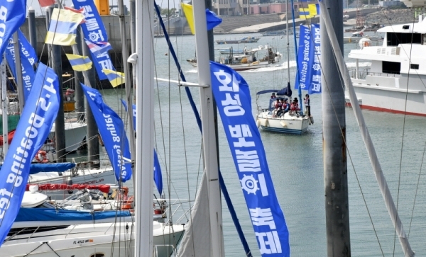 5일 화성시서신면 전곡항에서 열린 ‘2019 화성 뱃놀이 축제’를 찾은 관광객들이 시원한 바닷바람을 맞으며 고급요트 승선체험을 하고 있다.전형민기자
