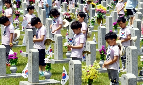 제64회 현충일을 하루 앞둔 5일 서울 동작구 국립서울현충원을 찾은 어린이들이 호국영령들을 추모하고 있다.전형민기자