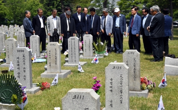 제64회 현충일을 하루 앞둔 5일 서울 동작구 국립서울현충원을 찾은 노병들이 전우의 묘역을 찾아 추모하고 있다.전형민기자
