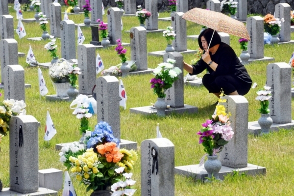 제64회 현충일을 하루 앞둔 5일 서울 동작구 국립서울현충원을 찾은 유가족들이 묘역을 찾아 추모하고 있다.전형민기자