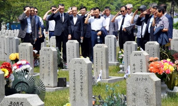 제64회 현충일을 하루 앞둔 5일 서울 동작구 국립서울현충원을 찾은 노병들이 전우의 묘역을 찾아 추모하고 있다.전형민기자