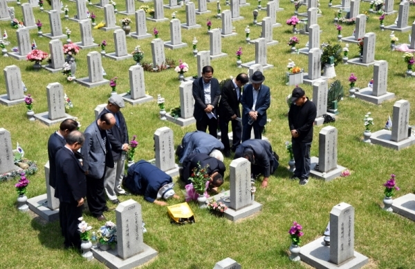 제64회 현충일을 하루 앞둔 5일 서울 동작구 국립서울현충원을 찾은 노병들이 전우의 묘역을 찾아 추모하고 있다.전형민기자