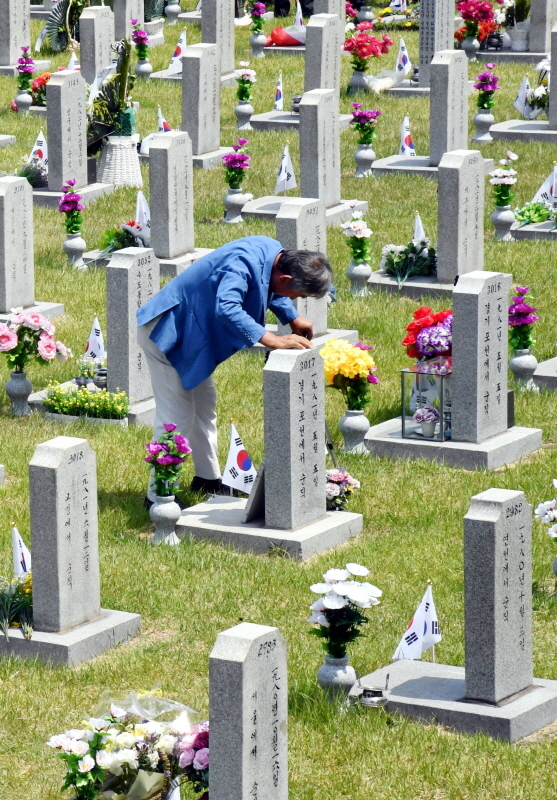 제64회 현충일을 하루 앞둔 5일 서울 동작구 국립서울현충원을 찾은 유가족들이 묘역을 찾아 추모하고 있다.전형민기자