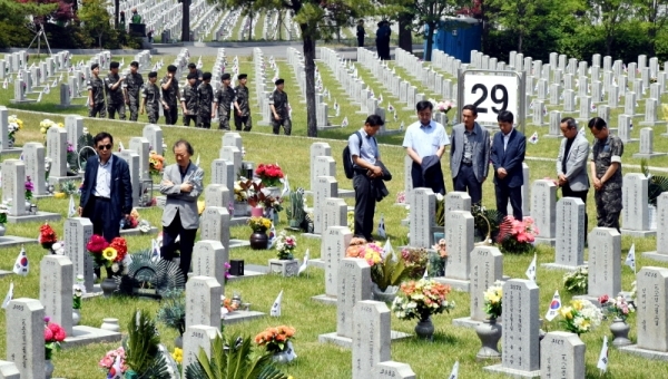 제64회 현충일을 하루 앞둔 5일 서울 동작구 국립서울현충원을 찾은 노병들이 전우의 묘역을 찾아 추모하고 있다.전형민기자