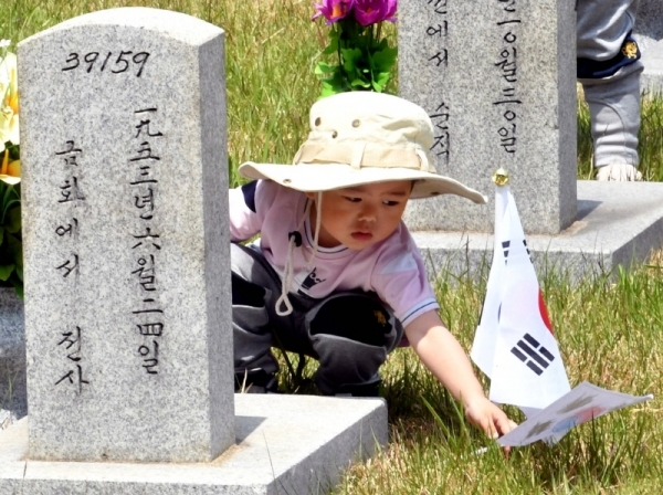 제64회 현충일을 하루 앞둔 5일 서울 동작구 국립서울현충원을 찾은 어린이들이 호국영령들을 추모하고 있다.전형민기자