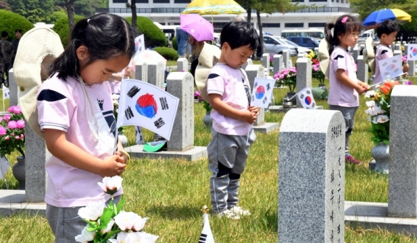제64회 현충일을 하루 앞둔 5일 서울 동작구 국립서울현충원을 찾은 어린이들이 호국영령들을 추모하고 있다.전형민기자