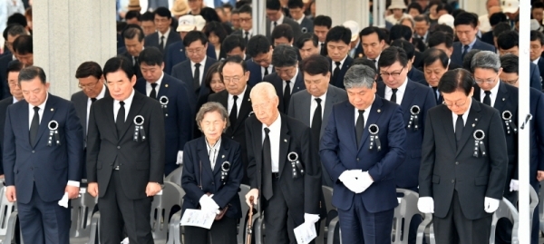 제64회 현충일 추념식이 열린 6일 수원시 현충탑에서 이재명 경기도지사, 송한준 경기도의회 의장, 김진표, 이찬열 국회의원, 신항철 경기일보 대표이사 사장 등 내빈과 국가유공자들이 묵념을 하고 있다. 김시범기자