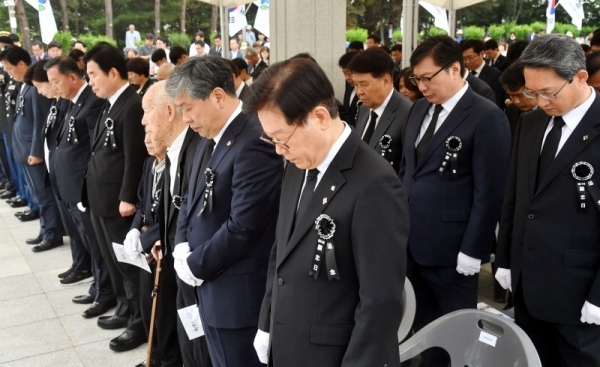 제64회 현충일 추념식이 열린 6일 수원시 현충탑에서 이재명 경기도지사, 송한준 경기도의회 의장, 김진표, 이찬열 국회의원, 신항철 경기일보 대표이사 사장 등 내빈과 국가유공자들이 묵념을 하고 있다. 김시범기자