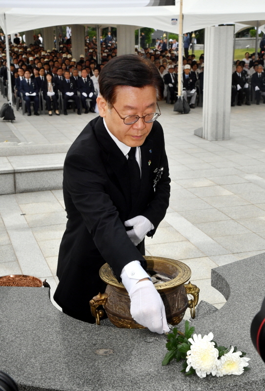 제64회 현충일 추념식이 열린 6일 수원시 현충탑에서 이재명 경기도지사 등이 헌화 및 분향을 하고 있다. 김시범기자