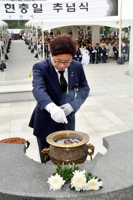 제64회 현충일 추념식이 열린 6일 수원시 현충탑에서 염태영 수원시장 등이 헌화 및 분향을 하고 있다. 김시범기자