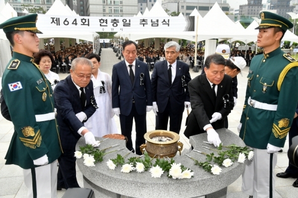 제64회 현충일 추념식이 열린 6일 수원시 현충탑에서 국가유공자 등이 헌화 및 분향을 하고 있다. 김시범기자