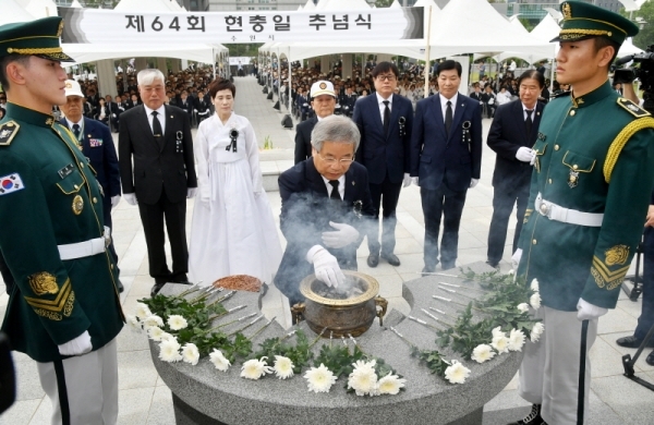 제64회 현충일 추념식이 열린 6일 수원시 현충탑에서 국가유공자 등이 헌화 및 분향을 하고 있다. 김시범기자