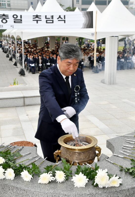 제64회 현충일 추념식이 열린 6일 수원시 현충탑에서 송한준 경기도의회 의장이 헌화, 분향을 하고 있다. 김시범기자