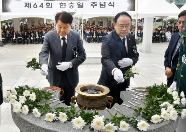 제64회 현충일 추념식이 열린 6일 수원시 현충탑에서 신항철 경기일보 대표이사 사장과 김화양 경인일보 사장이 헌화 및 분향을 하고 있다. 김시범기자
