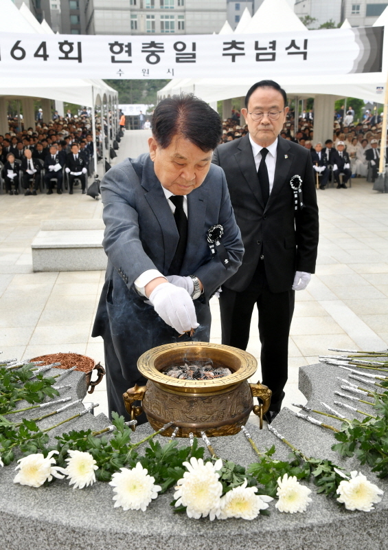 제64회 현충일 추념식이 열린 6일 수원시 현충탑에서 신항철 경기일보 대표이사 사장과 김화양 경인일보 사장이 헌화 및 분향을 하고 있다. 김시범기자
