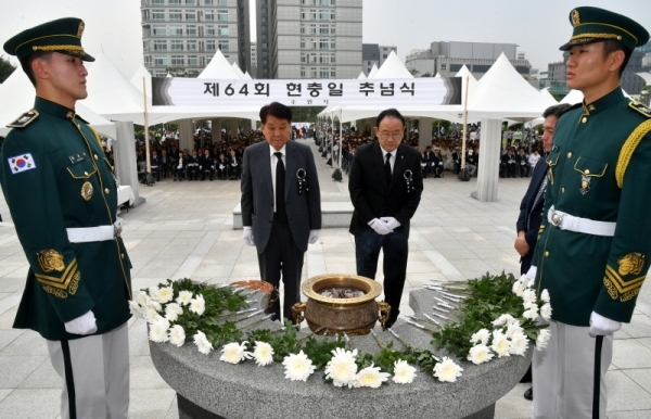 제64회 현충일 추념식이 열린 6일 수원시 현충탑에서 신항철 경기일보 대표이사 사장과 김화양 경인일보 사장이 헌화 및 분향을 하고 있다. 김시범기자