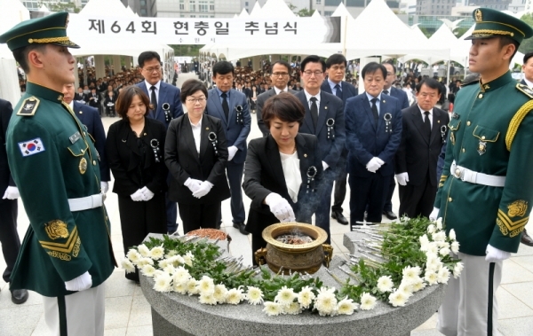 제64회 현충일 추념식이 열린 6일 수원시 현충탑에서 경기도의회 안혜영 부의장과 도의원들이 헌화 및 분향을 하고 있다. 김시범기자