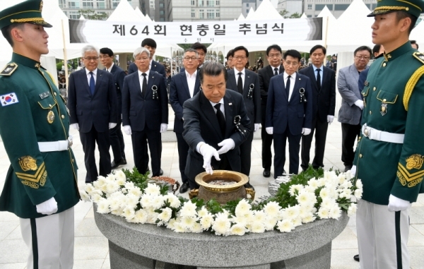 제64회 현충일 추념식이 열린 6일 수원시 현충탑에서 김훈동 대한적십자사 경기도지사 회장 등 기관단체장들이 헌화 및 분향을 하고 있다. 김시범기자