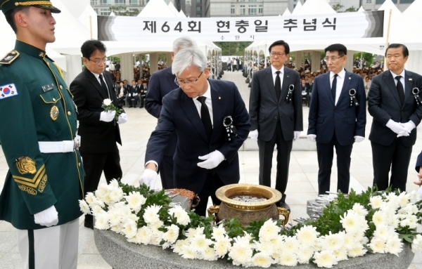 제64회 현충일 추념식이 열린 6일 수원시 현충탑에서 이민우 경기신용보증재단 이사장 등 기관단체장들이 헌화 및 분향을 하고 있다. 김시범기자