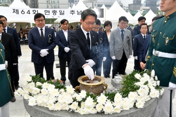 제64회 현충일 추념식이 열린 6일 수원시 현충탑에서 김희겸 경기도 행정1부지사, 이화영 평화부지사 등이 헌화 및 분향을 하고 있다. 김시범기자