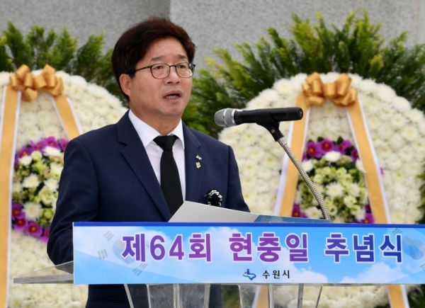 제64회 현충일 추념식이 열린 6일 수원시 현충탑에서 염태영 수원시장이 추념사를 하고 있다. 김시범기자