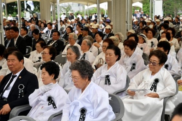제64회 현충일 추념식이 열린 6일 수원시 현충탑에서 국가유공자 및 전쟁미망인 등이 추념사를 듣고 있다. 김시범기자
