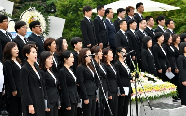 제64회 현충일 추념식이 열린 6일 수원시 현충탑에서 수원시립합창단이 추모공연을 하고 있다. 김시범기자
