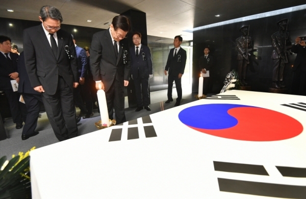 제64회 현충일 추념식이 열린 6일 수원시 현충탑에서 이재명 경기도지사 등이 헌화 및 분향을 하고 있다. 김시범기자