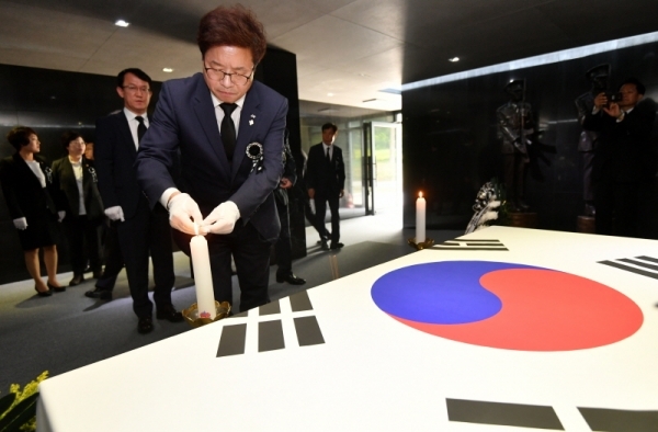 제64회 현충일 추념식이 열린 6일 수원시 현충탑에서 염태영 수원시장 등이 헌화 및 분향을 하고 있다. 김시범기자