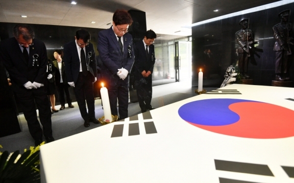제64회 현충일 추념식이 열린 6일 수원시 현충탑에서 염태영 수원시장 등이 헌화 및 분향을 하고 있다. 김시범기자