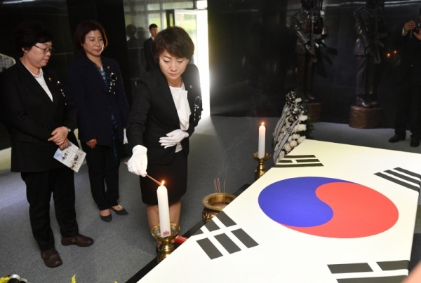 제64회 현충일 추념식이 열린 6일 수원시 현충탑에서 안혜영 도의회 부의장 등이 헌화 및 분향을 하고 있다. 김시범기자