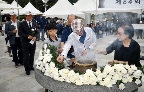 제64회 현충일 추념식이 열린 6일 수원시 현충탑에서 국가유공자 등이 헌화 및 분향을 하고 있다. 김시범기자