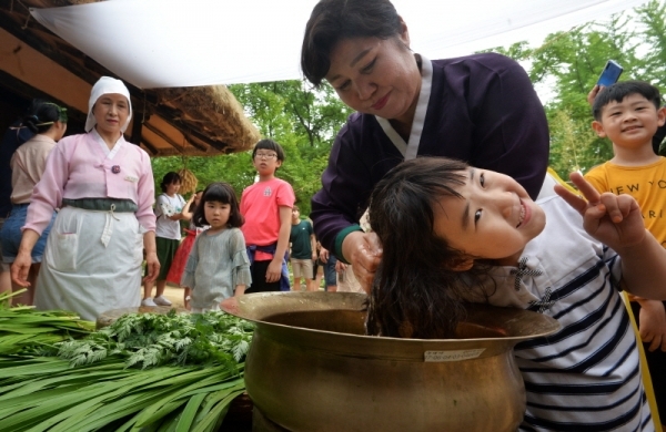 우리나라 3대명절인 음력 5월 5일 단오(양력 7일)을 맞아 용인 한국민속촌에서 열린 '양기철철 단오'행사에서 시민들이 창포물로 머리를 감고 있다. 창포 삶은 물에 머리를 감으면 창포꽃의 향기가 잡귀와 병을 쫒아낸다는 속설이 있다. 윤원규기자