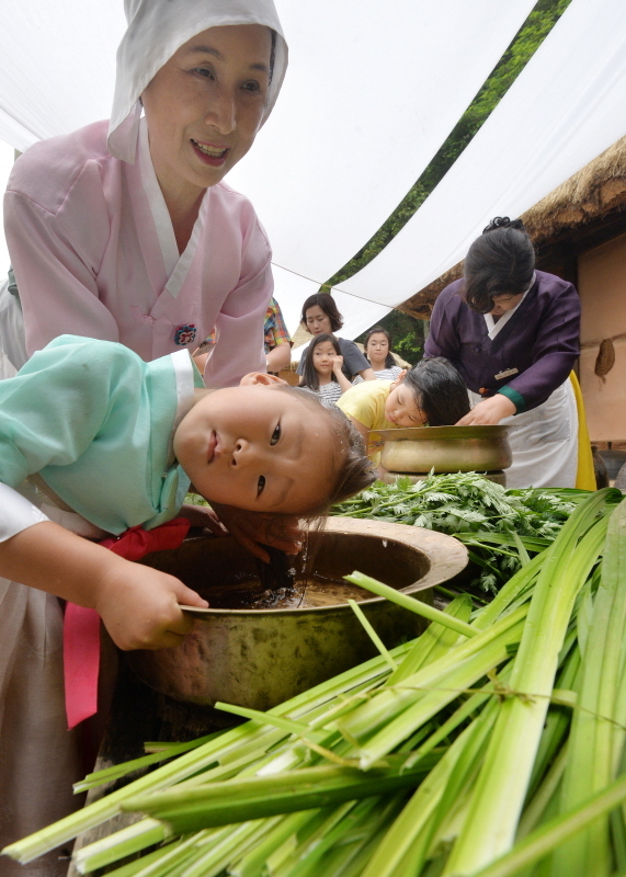 우리나라 3대명절인 음력 5월 5일 단오(양력 7일)을 맞아 용인 한국민속촌에서 열린 '양기철철 단오'행사에서 시민들이 창포물로 머리를 감고 있다. 창포 삶은 물에 머리를 감으면 창포꽃의 향기가 잡귀와 병을 쫒아낸다는 속설이 있다. 윤원규기자