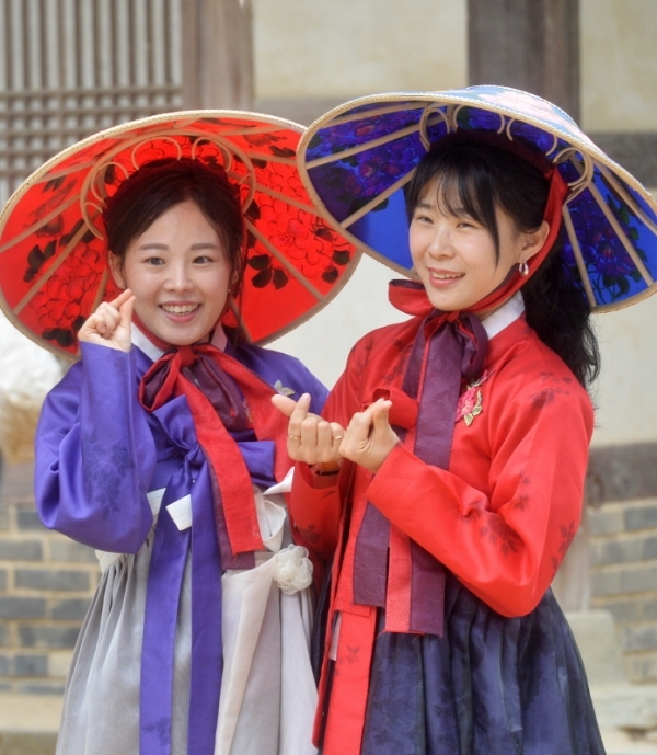 우리나라 3대명절인 음력 5월 5일 단오(양력 7일)을 맞아 '양기철철 단오'행사가 열린 용인 한국민속촌에서 기방을 찾은 시민들이 기녀복장 체험을 하고 있다. 말을 할 줄 아는 꽃이라는 뜻에서 ‘해어화(解語花)라고도 불렸다. 윤원규기자