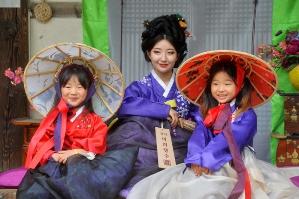 우리나라 3대명절인 음력 5월 5일 단오(양력 7일)을 맞아 '양기철철 단오'행사가 열린 용인 한국민속촌에서 기방을 찾은 시민들이 기녀복장 체험을 하고 있다. 말을 할 줄 아는 꽃이라는 뜻에서 ‘해어화(解語花)라고도 불렸다. 윤원규기자