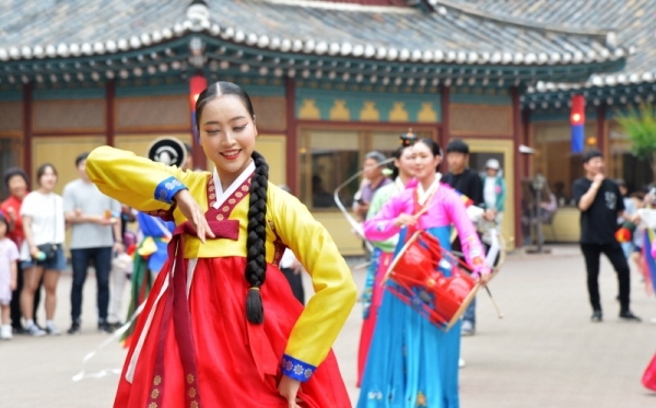 우리나라 3대명절인 음력 5월 5일 단오(양력 7일)을 맞아 '양기철철 단오'행사가 열린 용인 한국민속촌에서 연기자들이 아름다운 춤을 추고 있다. 현충일을 맞아 많은 시민들이 각지의 관광지를 찾았다. 윤원규기자