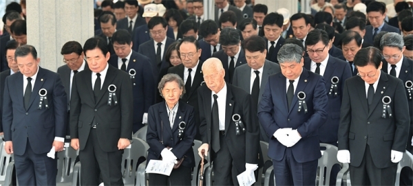 제64회 현충일 추념식이 열린 6일 수원시 현충탑에서 이재명 경기도지사‚ 송한준 경기도의회 의장‚ 김진표·이찬열 국회의원‚ 신항철 경기일보 대표이사 사장 등 내빈과 국가유공자들이 묵념을 하고 있다. 김시범기자