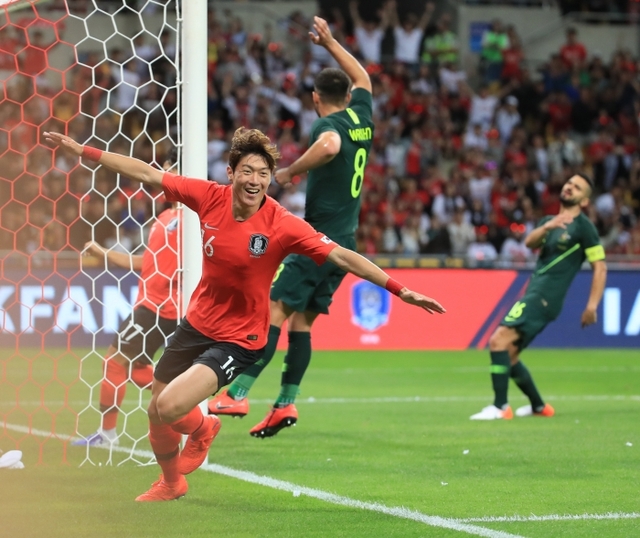 ▲ 7일 오후 부산 아시아드 주경기장에 열린 대한민국 남자 축구대표팀과 호주와의 평가전. 황의조가 첫 골을 넣은 뒤 환호하고 있다. 연합뉴스